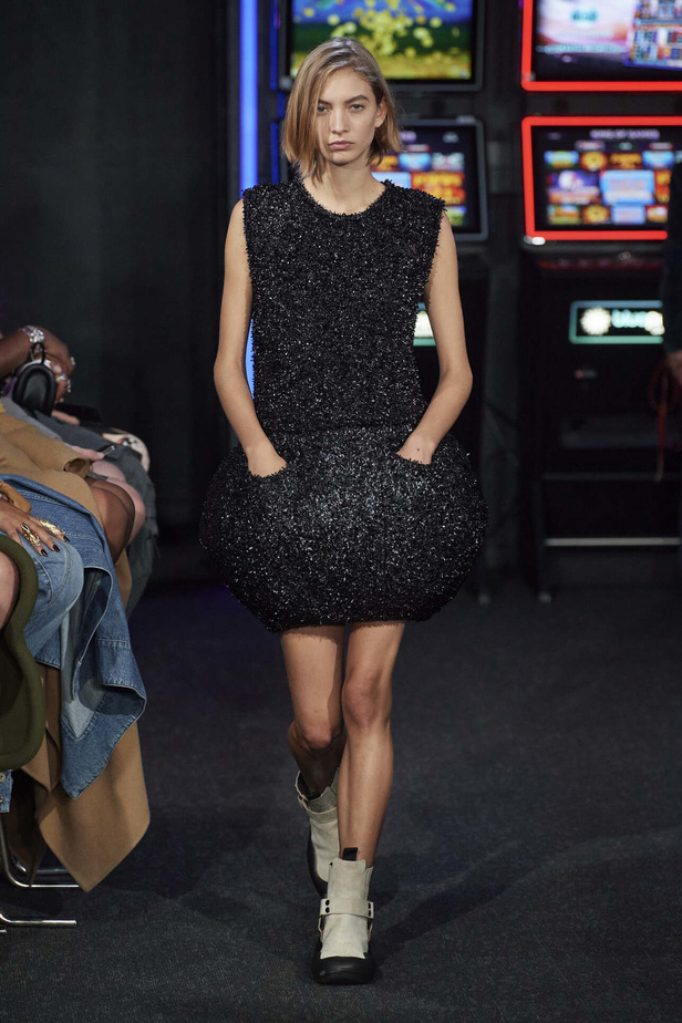 إنذار للبشرية وتحية للملكة في مجموعة JW Anderson لربيع وصيف 2023