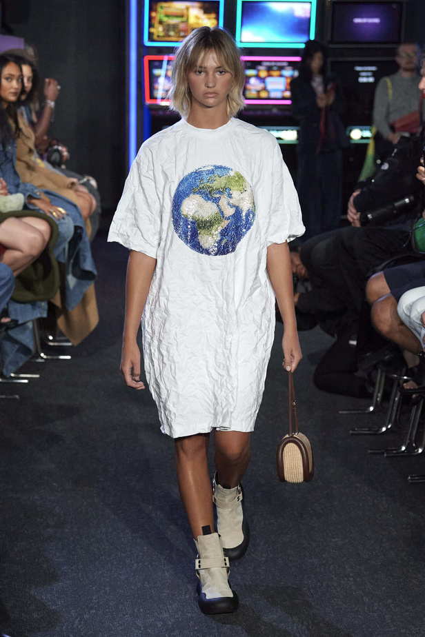 إنذار للبشرية وتحية للملكة في مجموعة JW Anderson لربيع وصيف 2023