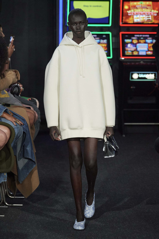 إنذار للبشرية وتحية للملكة في مجموعة JW Anderson لربيع وصيف 2023