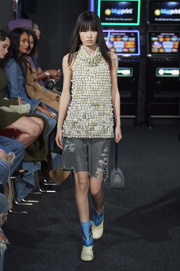 إنذار للبشرية وتحية للملكة في مجموعة JW Anderson لربيع وصيف 2023