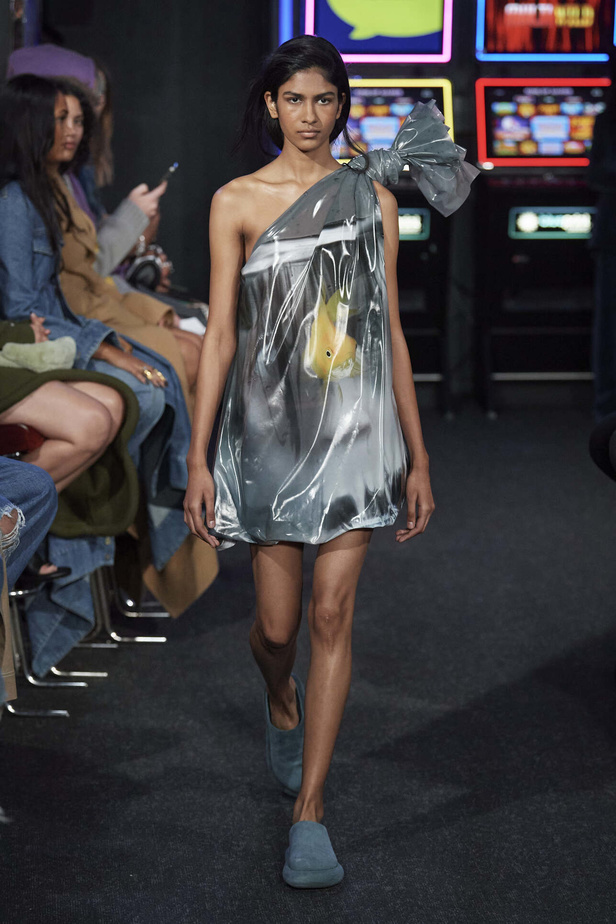 إنذار للبشرية وتحية للملكة في مجموعة JW Anderson لربيع وصيف 2023