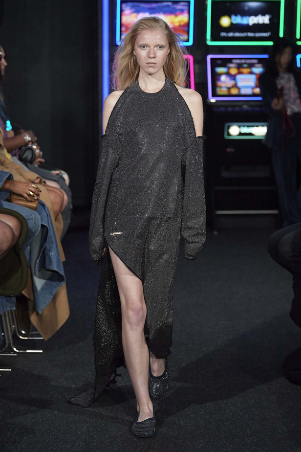 إنذار للبشرية وتحية للملكة في مجموعة JW Anderson لربيع وصيف 2023