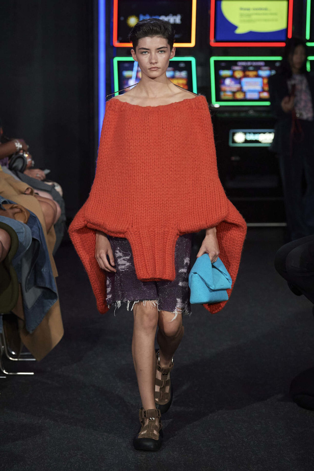 إنذار للبشرية وتحية للملكة في مجموعة JW Anderson لربيع وصيف 2023