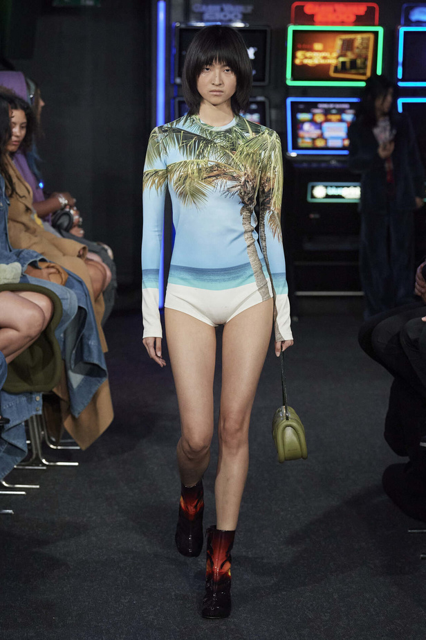 إنذار للبشرية وتحية للملكة في مجموعة JW Anderson لربيع وصيف 2023