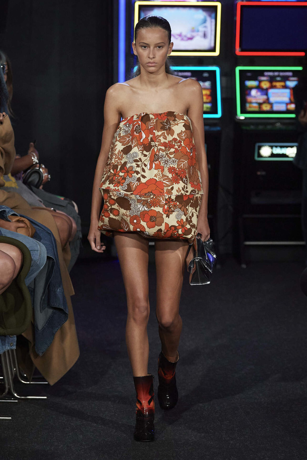 إنذار للبشرية وتحية للملكة في مجموعة JW Anderson لربيع وصيف 2023