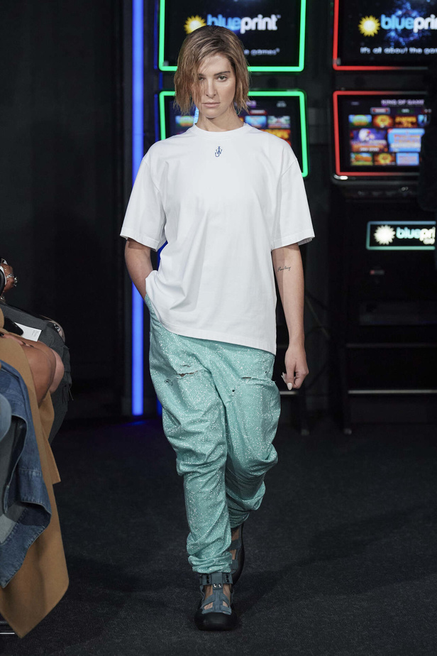 إنذار للبشرية وتحية للملكة في مجموعة JW Anderson لربيع وصيف 2023