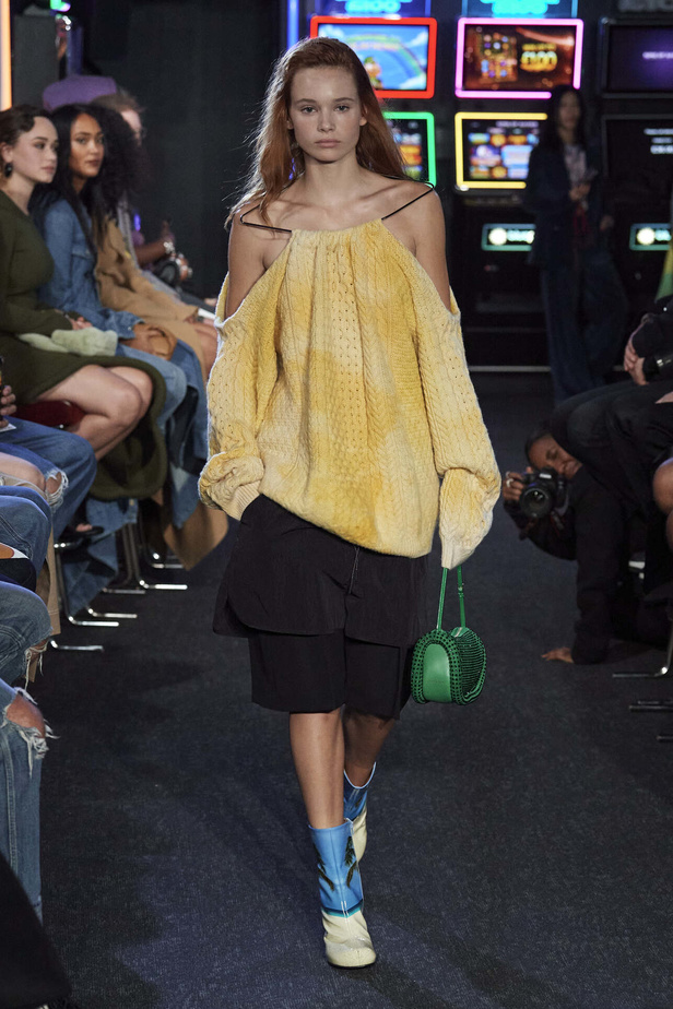 إنذار للبشرية وتحية للملكة في مجموعة JW Anderson لربيع وصيف 2023