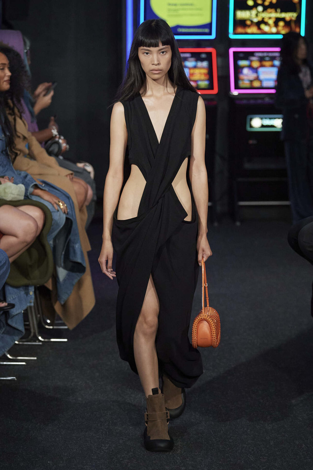 إنذار للبشرية وتحية للملكة في مجموعة JW Anderson لربيع وصيف 2023