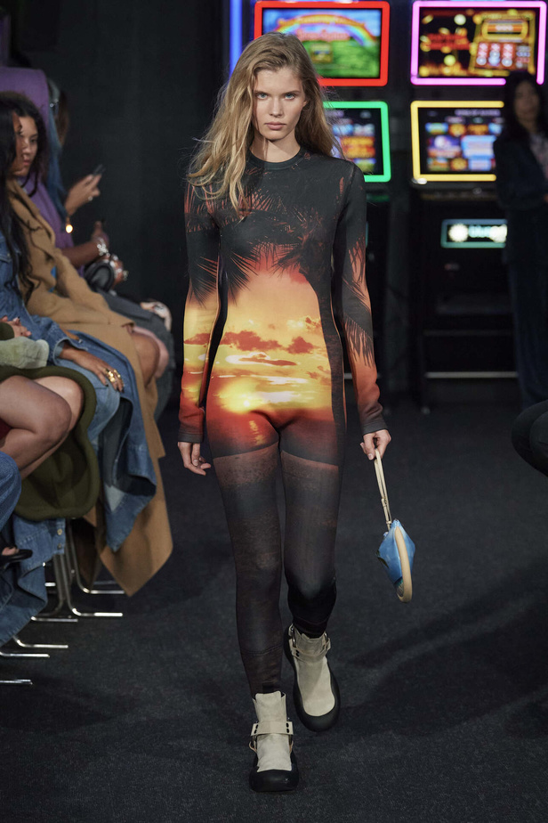 إنذار للبشرية وتحية للملكة في مجموعة JW Anderson لربيع وصيف 2023