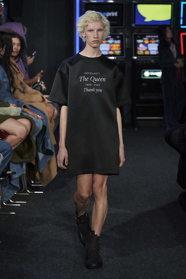 إنذار للبشرية وتحية للملكة في مجموعة JW Anderson لربيع وصيف 2023