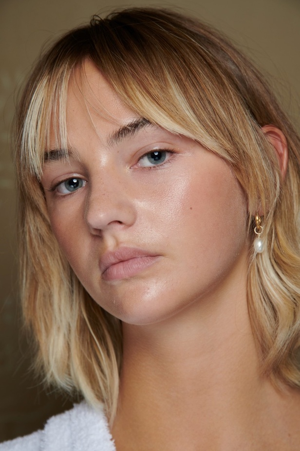 إنذار للبشرية وتحية للملكة في مجموعة JW Anderson لربيع وصيف 2023