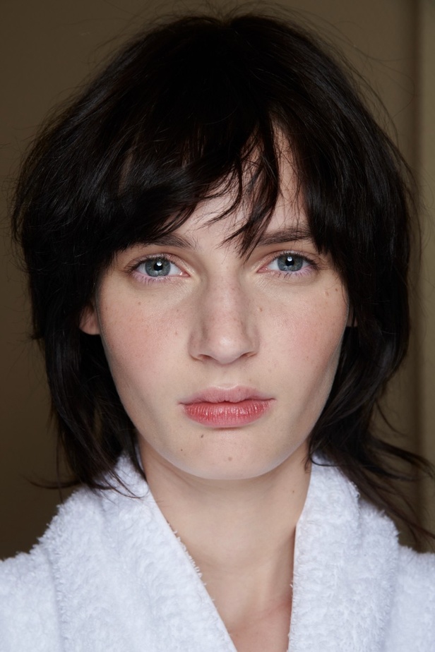 إنذار للبشرية وتحية للملكة في مجموعة JW Anderson لربيع وصيف 2023