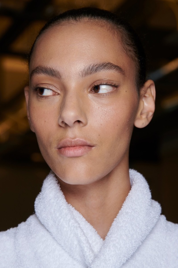 إنذار للبشرية وتحية للملكة في مجموعة JW Anderson لربيع وصيف 2023