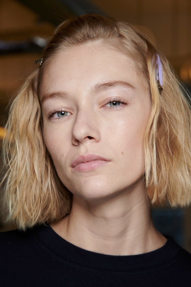 إنذار للبشرية وتحية للملكة في مجموعة JW Anderson لربيع وصيف 2023