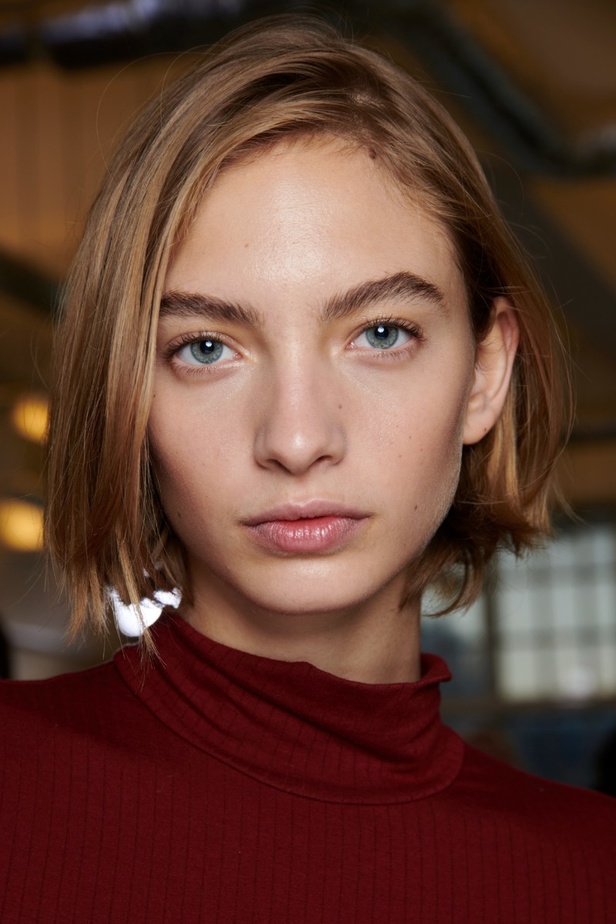 إنذار للبشرية وتحية للملكة في مجموعة JW Anderson لربيع وصيف 2023