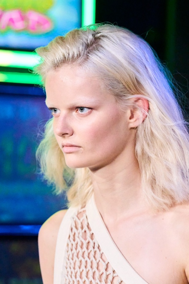 إنذار للبشرية وتحية للملكة في مجموعة JW Anderson لربيع وصيف 2023