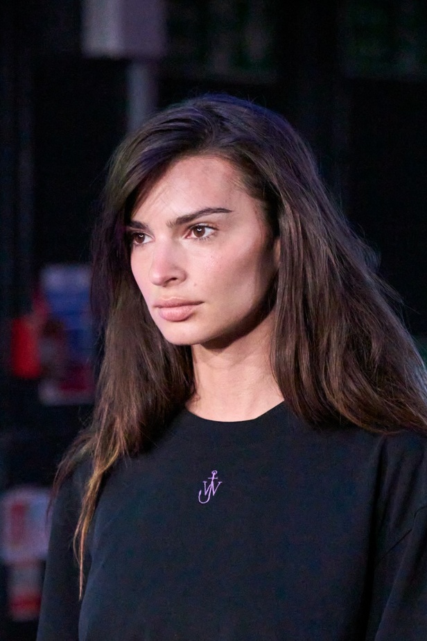 إنذار للبشرية وتحية للملكة في مجموعة JW Anderson لربيع وصيف 2023