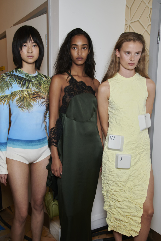 إنذار للبشرية وتحية للملكة في مجموعة JW Anderson لربيع وصيف 2023