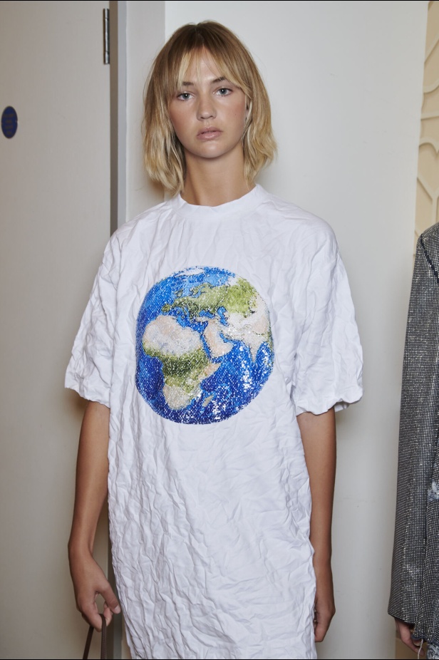 إنذار للبشرية وتحية للملكة في مجموعة JW Anderson لربيع وصيف 2023