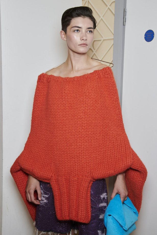 إنذار للبشرية وتحية للملكة في مجموعة JW Anderson لربيع وصيف 2023