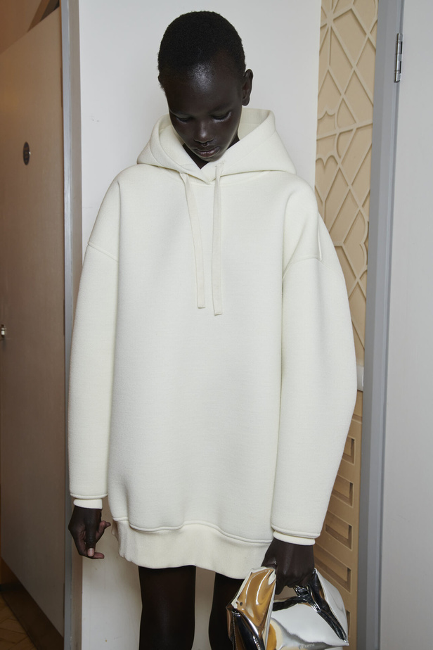 إنذار للبشرية وتحية للملكة في مجموعة JW Anderson لربيع وصيف 2023