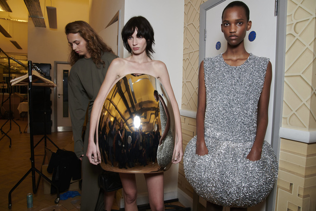 إنذار للبشرية وتحية للملكة في مجموعة JW Anderson لربيع وصيف 2023