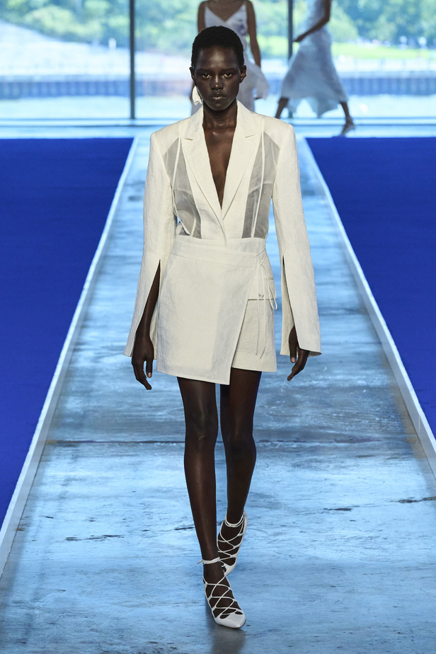 الأحذية مع الربطات والألوان الحيادية عنوان مجموعة ربيع وصيف 2023 للمصمم Jason Wu