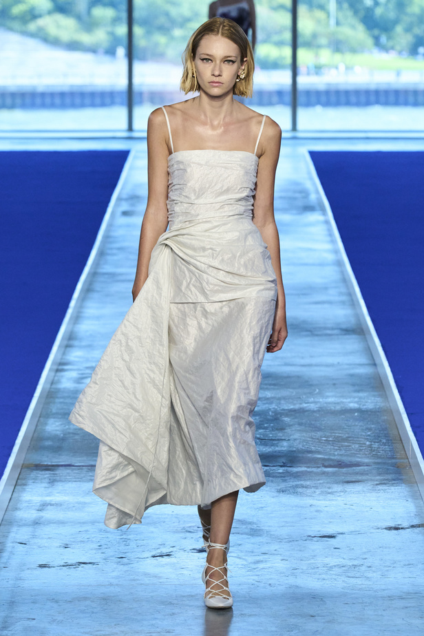 الأحذية مع الربطات والألوان الحيادية عنوان مجموعة ربيع وصيف 2023 للمصمم Jason Wu