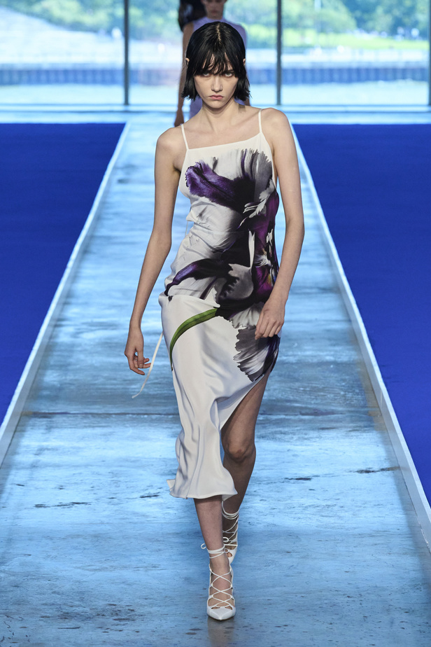 الأحذية مع الربطات والألوان الحيادية عنوان مجموعة ربيع وصيف 2023 للمصمم Jason Wu