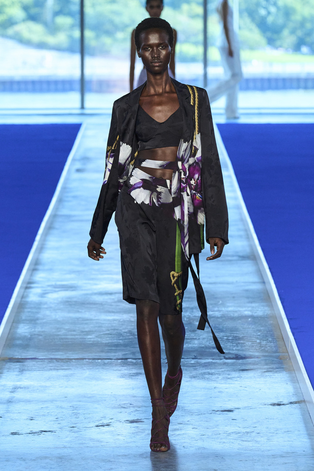 الأحذية مع الربطات والألوان الحيادية عنوان مجموعة ربيع وصيف 2023 للمصمم Jason Wu