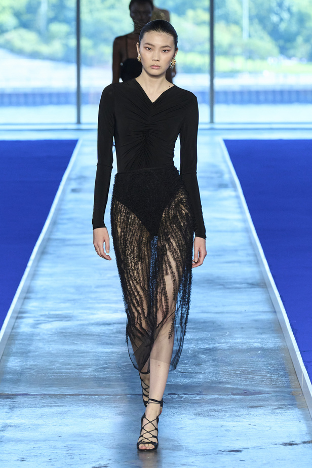 الأحذية مع الربطات والألوان الحيادية عنوان مجموعة ربيع وصيف 2023 للمصمم Jason Wu