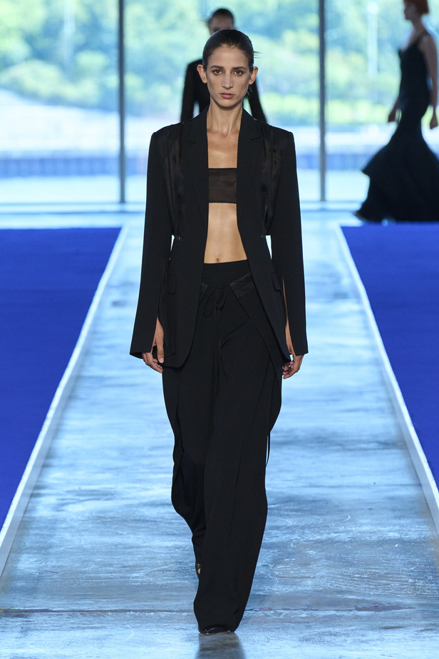 الأحذية مع الربطات والألوان الحيادية عنوان مجموعة ربيع وصيف 2023 للمصمم Jason Wu