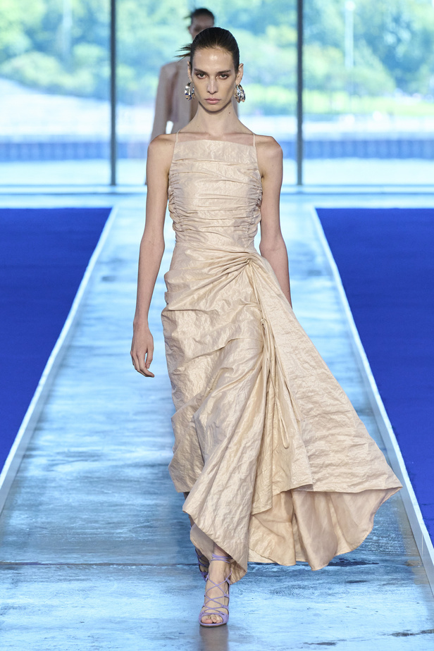 الأحذية مع الربطات والألوان الحيادية عنوان مجموعة ربيع وصيف 2023 للمصمم Jason Wu