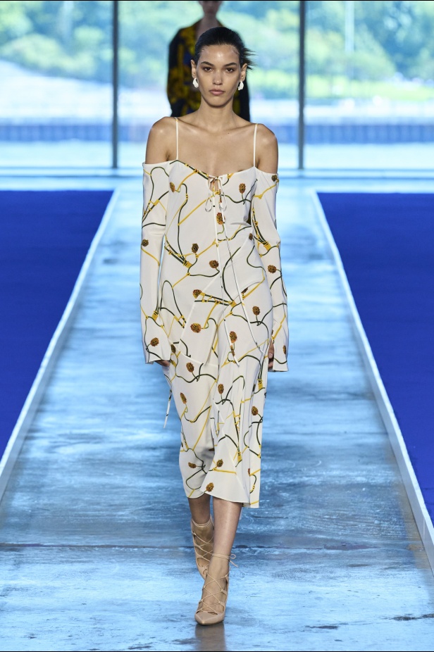 الأحذية مع الربطات والألوان الحيادية عنوان مجموعة ربيع وصيف 2023 للمصمم Jason Wu