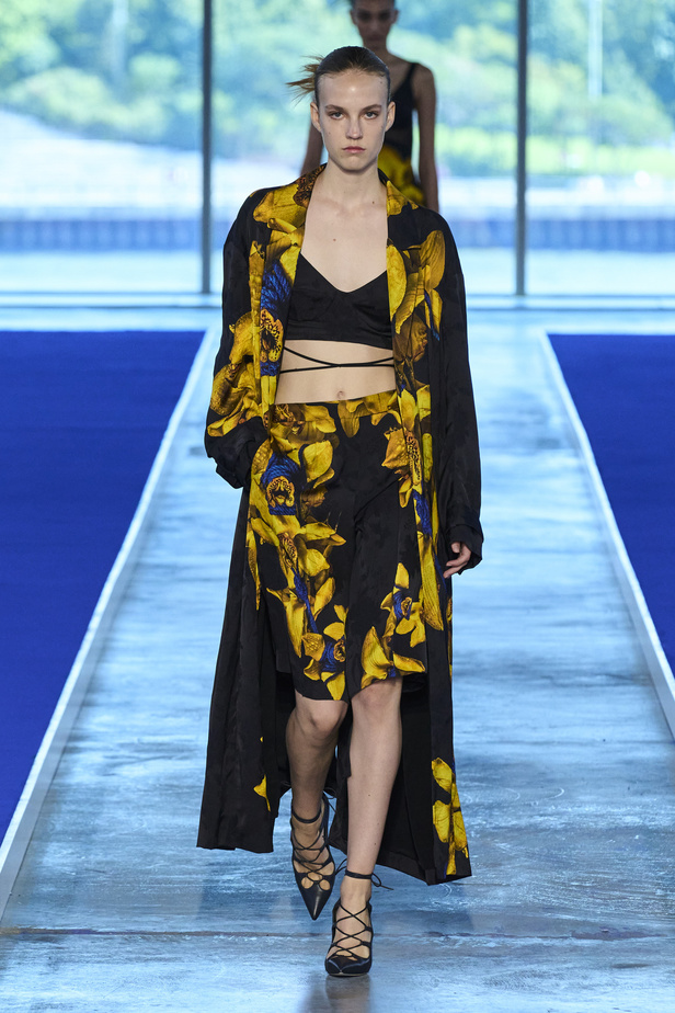 الأحذية مع الربطات والألوان الحيادية عنوان مجموعة ربيع وصيف 2023 للمصمم Jason Wu