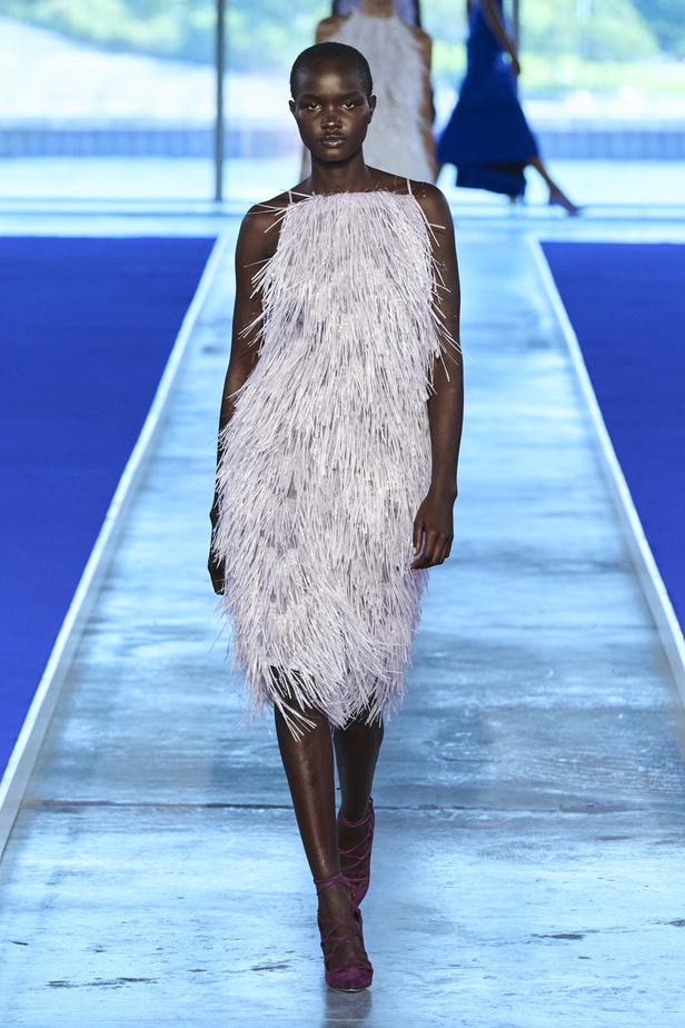 الأحذية مع الربطات والألوان الحيادية عنوان مجموعة ربيع وصيف 2023 للمصمم Jason Wu