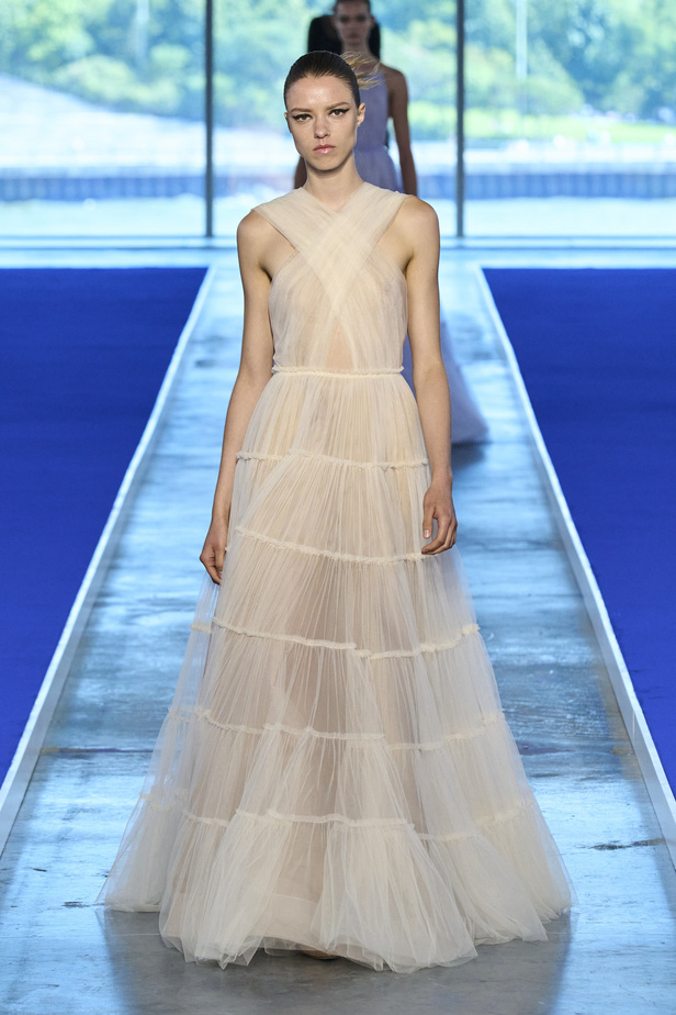 الأحذية مع الربطات والألوان الحيادية عنوان مجموعة ربيع وصيف 2023 للمصمم Jason Wu