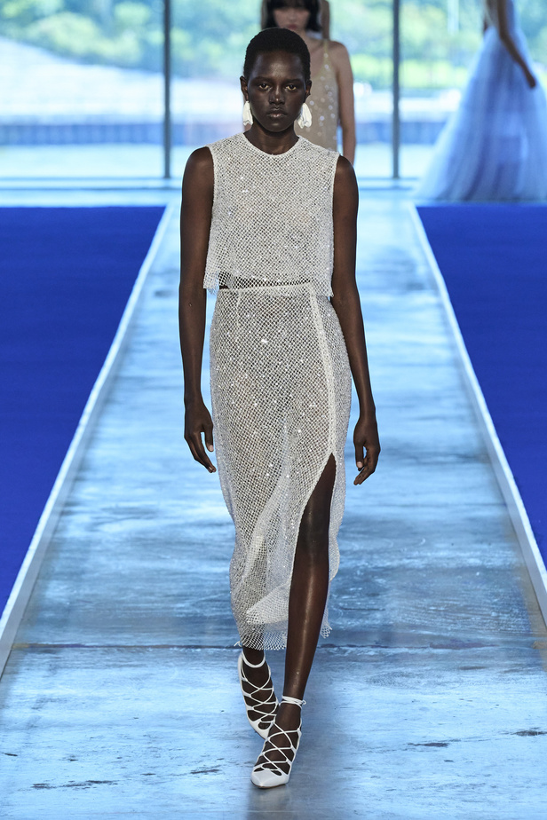 الأحذية مع الربطات والألوان الحيادية عنوان مجموعة ربيع وصيف 2023 للمصمم Jason Wu