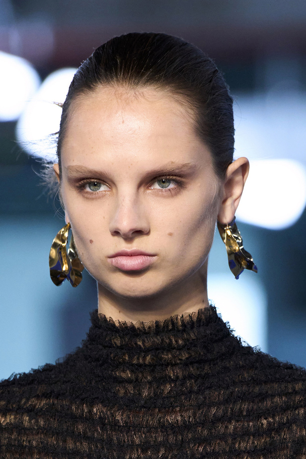 الأحذية مع الربطات والألوان الحيادية عنوان مجموعة ربيع وصيف 2023 للمصمم Jason Wu