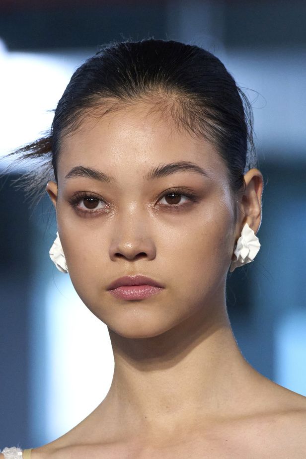 الأحذية مع الربطات والألوان الحيادية عنوان مجموعة ربيع وصيف 2023 للمصمم Jason Wu