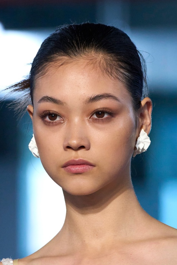 الأحذية مع الربطات والألوان الحيادية عنوان مجموعة ربيع وصيف 2023 للمصمم Jason Wu