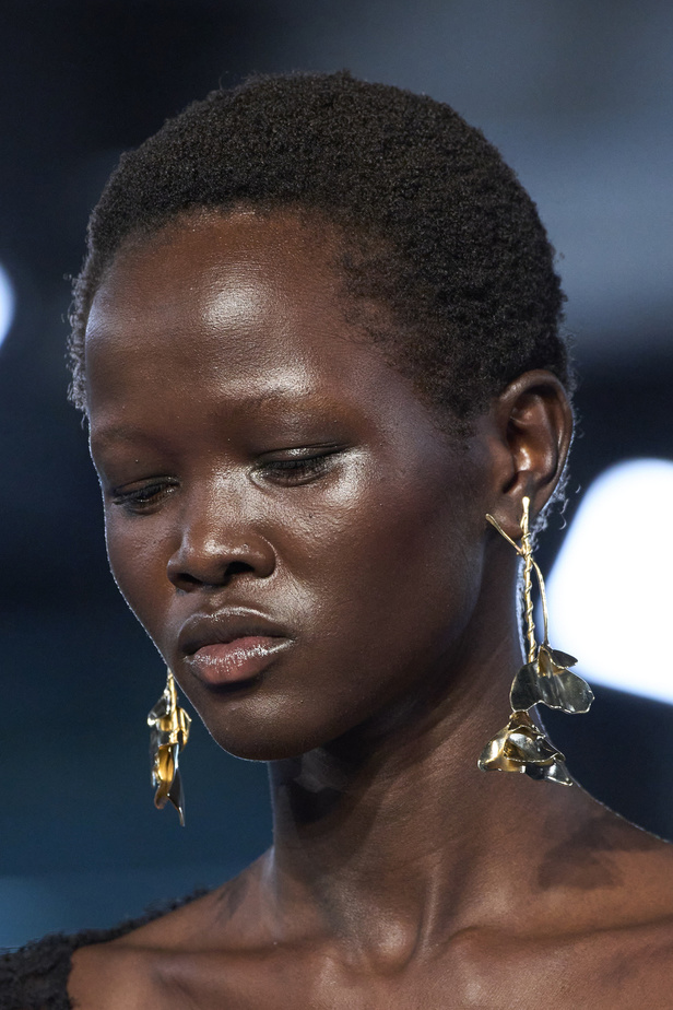 الأحذية مع الربطات والألوان الحيادية عنوان مجموعة ربيع وصيف 2023 للمصمم Jason Wu