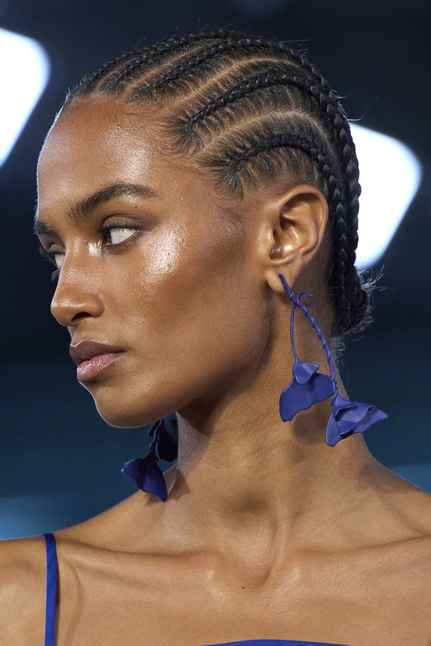 الأحذية مع الربطات والألوان الحيادية عنوان مجموعة ربيع وصيف 2023 للمصمم Jason Wu