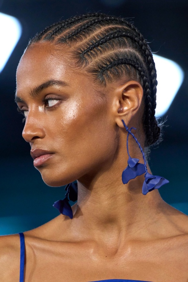 الأحذية مع الربطات والألوان الحيادية عنوان مجموعة ربيع وصيف 2023 للمصمم Jason Wu