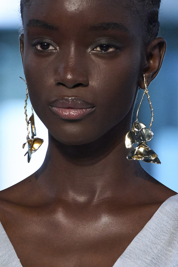 الأحذية مع الربطات والألوان الحيادية عنوان مجموعة ربيع وصيف 2023 للمصمم Jason Wu