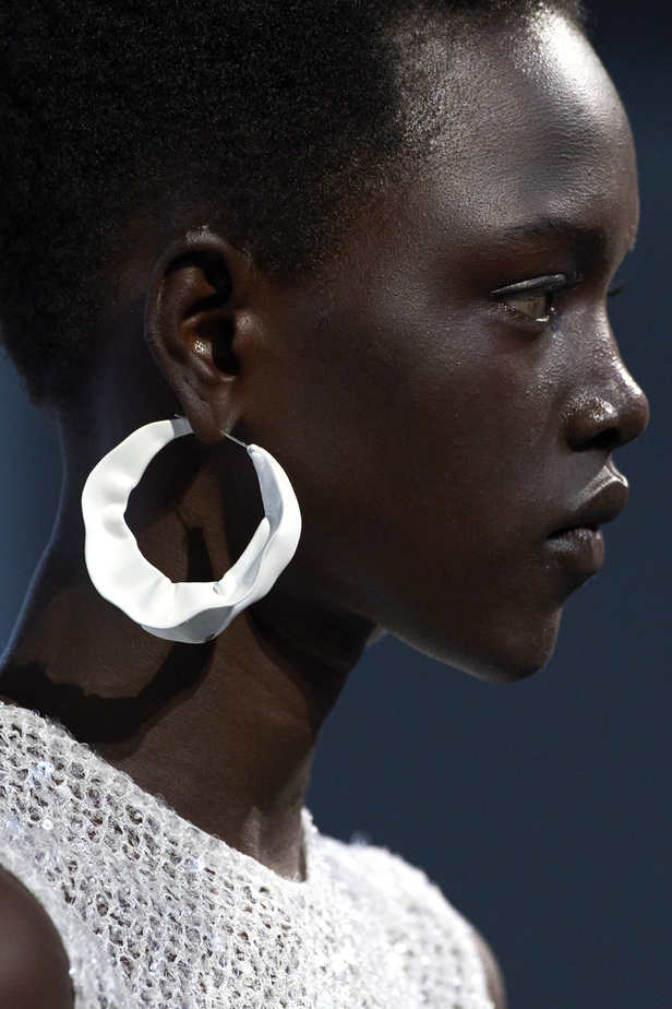 الأحذية مع الربطات والألوان الحيادية عنوان مجموعة ربيع وصيف 2023 للمصمم Jason Wu