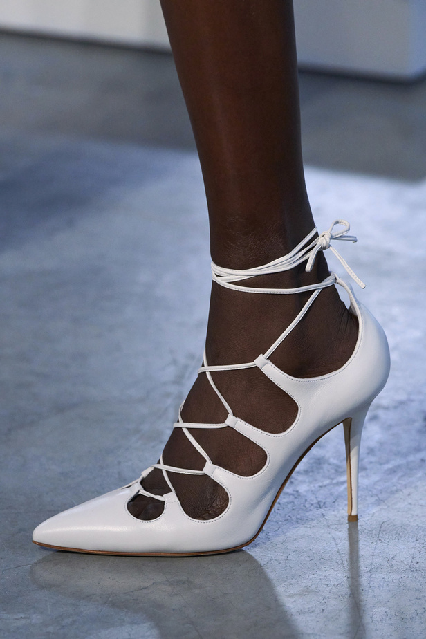 الأحذية مع الربطات والألوان الحيادية عنوان مجموعة ربيع وصيف 2023 للمصمم Jason Wu