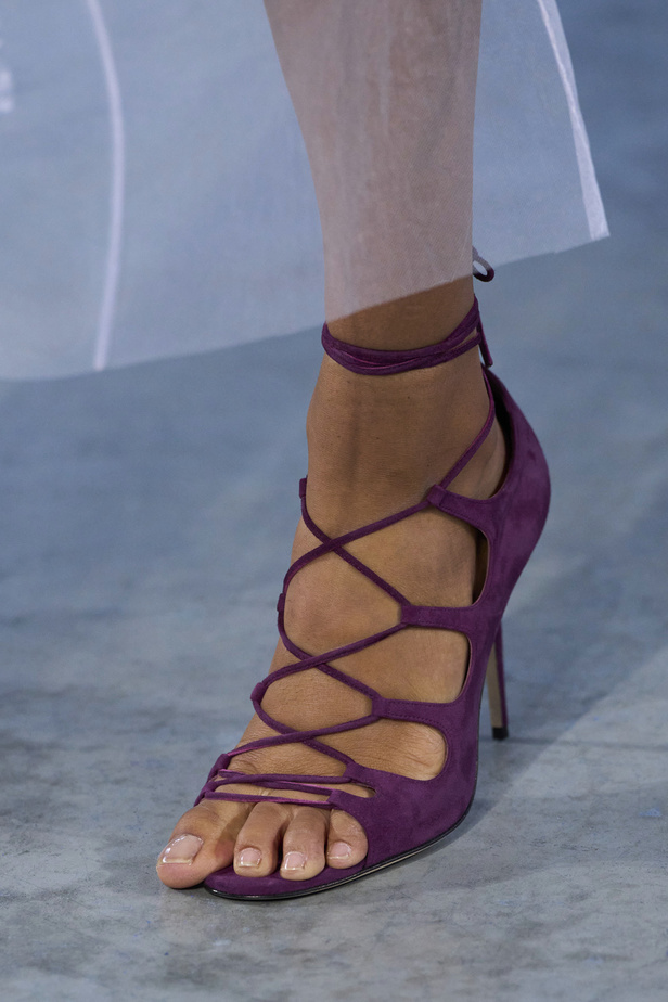 الأحذية مع الربطات والألوان الحيادية عنوان مجموعة ربيع وصيف 2023 للمصمم Jason Wu