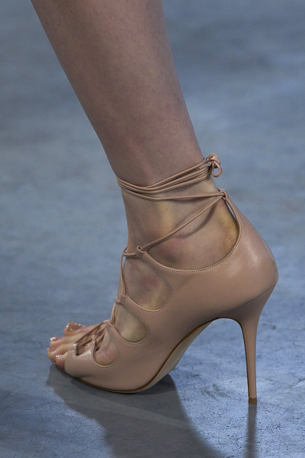 الأحذية مع الربطات والألوان الحيادية عنوان مجموعة ربيع وصيف 2023 للمصمم Jason Wu