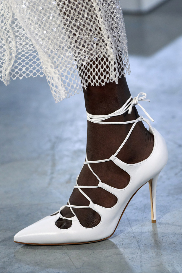 الأحذية مع الربطات والألوان الحيادية عنوان مجموعة ربيع وصيف 2023 للمصمم Jason Wu